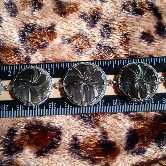 BALI LEGACY PEACOCK MOTHER OF PEARL FLOWER BRACELET - Picture 6 of 9